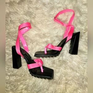 Jessica Simpson *BRAND NEW* Hot Pink & Black Chunky T-Strap Heeled Sandals 👡🩷